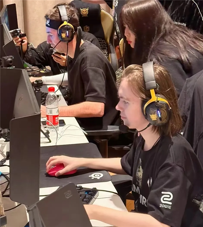 首位女子四 首位女子四